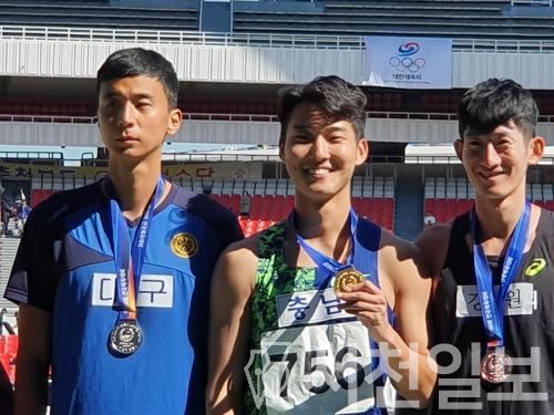 (14일) 서천군청 육상팀 우상혁, 전국체전 높이뛰기 2연패 달성 (1).jpg