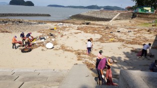 [포토뉴스] 비인면, 해안가 수해쓰레기 수거 활동 실시